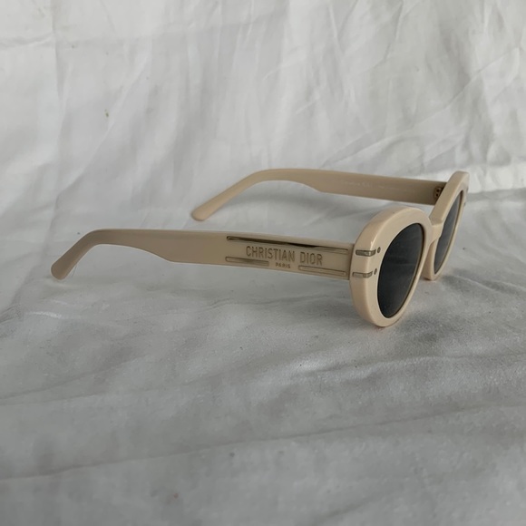 Christian Dior style sunglasses. White / beige / rosy cream colour - Picture 1 of 7